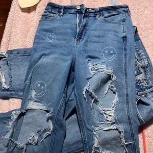 HOLLISTER MOM RIPPED SMILEY FACE JEANS! GOOD CONDITION!!! (MINT)